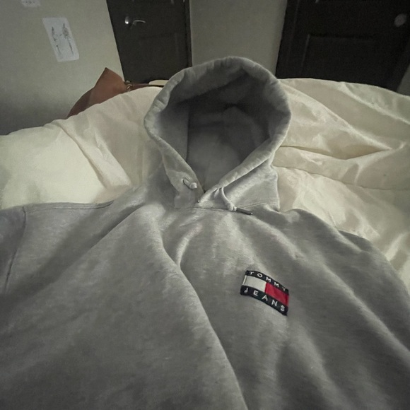Tommy Hilfigure Badge Hoodie - Picture 2 of 13